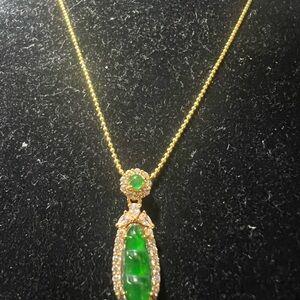 Elegant Green and Gold Pendant Necklace